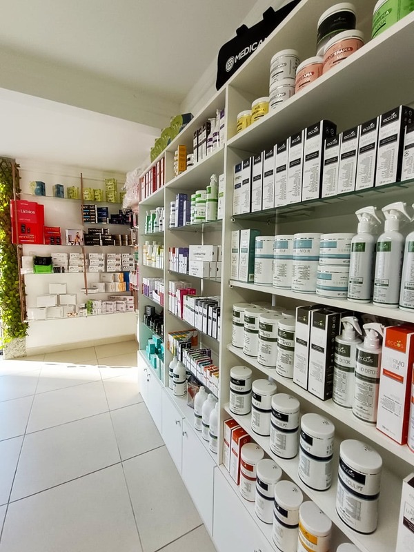Prateleiras da loja LS Estética com dermocosméticos e produtos profissionais