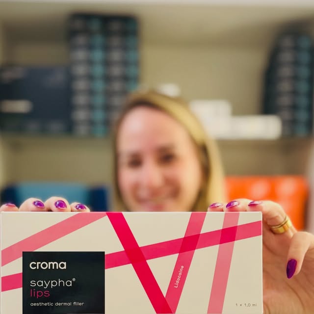Caixa do preenchedor Croma Saypha Lips segurada na loja