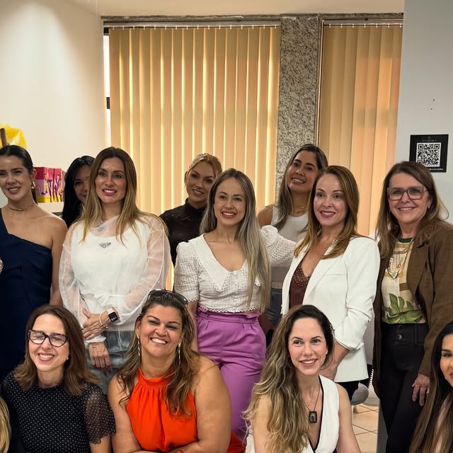 Turma de profissionais reunida na sede da LS Estética após um workshop